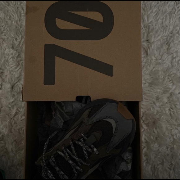 Yeezy Boost 700 Size 6 - Picture 3 of 6